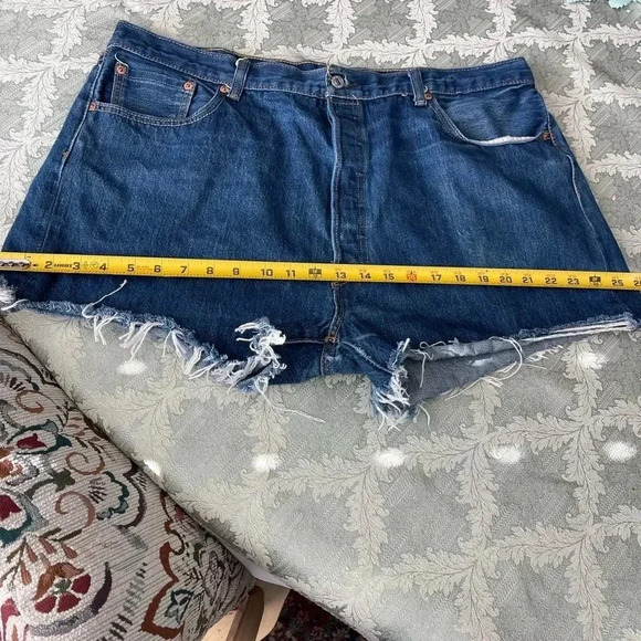 Levi's 501 high rise raw hem shorts. Size W42 x L30 - Picture 4 of 7